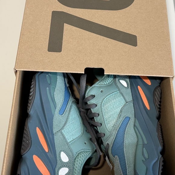 Yeezy Boost 700 Originals - Picture 5 of 9